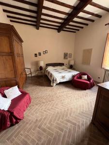 um quarto com uma cama e um tapete grande em Casa Femi em San Gimignano