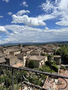 uma vista para a cidade a partir de uma varanda em Casa Femi em San Gimignano
