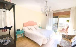 Schlafzimmer mit einem Bett und einem Kronleuchter in der Unterkunft Las Teresitas in Zamora