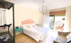 Un dormitorio con una cama y una lámpara de araña. en Las Teresitas, en Zamora