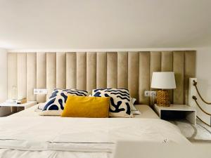 1 dormitorio con 1 cama grande y cabecero grande en all for Sophie apartments - bezpłatny parking en Gdansk