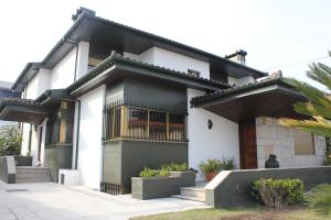 una casa in bianco e nero di Gardenia Residence a Braga