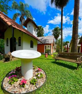 a bird bath in the yard of a house at Hotel Bertell in Penedo