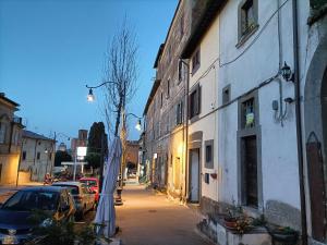 uma rua com um edifício e um guarda-chuva no passeio em Il palazzetto "fori porta" em Vitorchiano