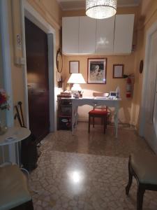 Cette chambre comprend un bureau et une table avec une chaise. dans l'établissement roma capoccia b&b, à Rome