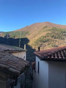 vista su una montagna dai tetti degli edifici di la casa di Sophie a Pettorano sul Gizio