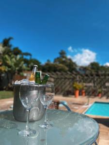 裴尼多的住宿－Hotel Bertell，两杯酒杯坐在桌子旁的桶边