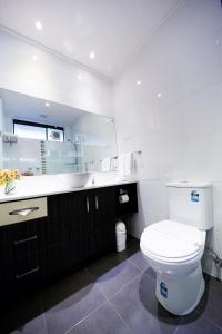 Sandown Regency Hotel & Apartments tesisinde bir banyo