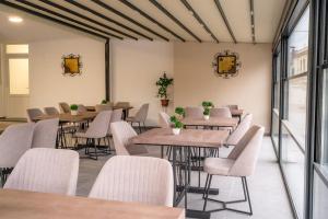 un restaurante con mesas y sillas en una habitación en FENIX Gevgelija, en Gevgelija