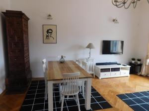 een woonkamer met een houten tafel en stoelen bij Cosy Resy place in Ljubljana