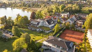 een luchtfoto van een groot huis aan de rivier bij Hotel Lipprandt in Wasserburg