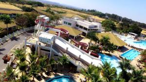 una vista aérea de un complejo con piscina en Lacqua diRoma jardins, en Caldas Novas