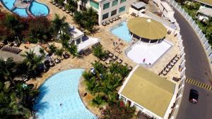 una vista aérea de una piscina en un complejo en Lacqua diRoma jardins, en Caldas Novas