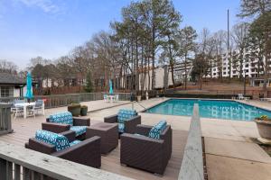 un patio con sillas y una piscina en Boho Chic 2bedroom walking distance to the Battery, en Atlanta