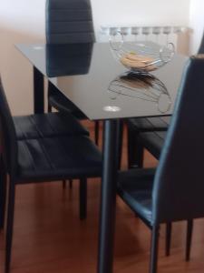 una mesa negra con sillas negras y un tazón en ella en Casa Capri Salta en Salta