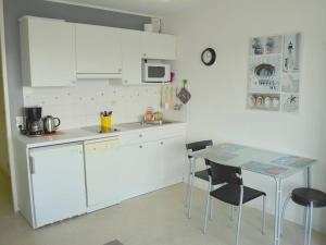 Kuchyňa alebo kuchynka v ubytovaní Studio lumineux près du centre avec balcon, parking privé et vélos - Le Pouliguen - FR-1-392-216 + 3 fotografie