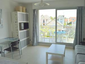 Televízia a/alebo spoločenská miestnosť v ubytovaní Studio lumineux près du centre avec balcon, parking privé et vélos - Le Pouliguen - FR-1-392-216