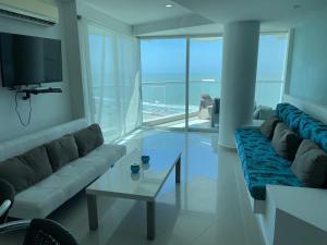 uma sala de estar com um sofá e uma televisão em Apartamento 2BR - PortoVento 1108 em Cartagena das Índias
