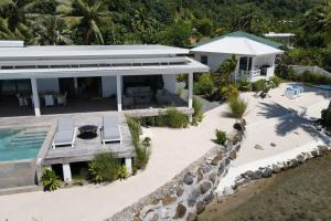 - une vue aérienne sur une maison avec une piscine dans l'établissement Pkbleucoco, à Opoa