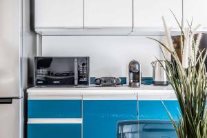 A kitchen or kitchenette at Morgantini House San Siro-Duomo "Netflix & Terrace"