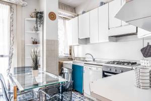 A kitchen or kitchenette at Morgantini House San Siro-Duomo "Netflix & Terrace"