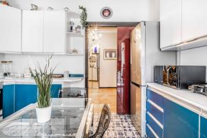 A kitchen or kitchenette at Morgantini House San Siro-Duomo "Netflix & Terrace"