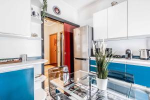 A kitchen or kitchenette at Morgantini House San Siro-Duomo "Netflix & Terrace"