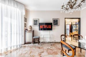 A television and/or entertainment centre at Morgantini House San Siro-Duomo "Netflix & Terrace"