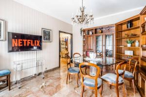 jadalnia ze stołem i krzesłami w obiekcie Morgantini House San Siro-Duomo "Netflix & Terrace" w Mediolanie