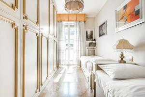A bed or beds in a room at Morgantini House San Siro-Duomo "Netflix & Terrace" Még 15 kép