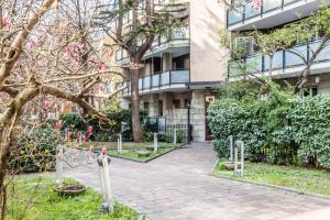 A garden outside Morgantini House San Siro-Duomo "Netflix & Terrace"
