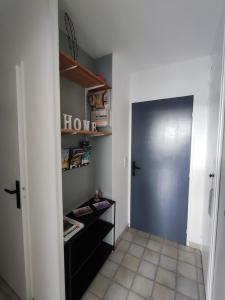 a hallway with a closet with a blue door at studio meublé classé 2 étoiles - 30m² in Gréoux-les-Bains