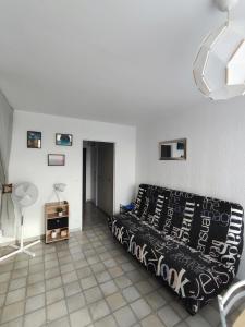 um quarto com uma cama com um cobertor preto e branco em studio meublé classé 2 étoiles - 30m² em Gréoux-les-Bains