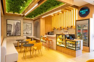 a restaurant with tables and chairs and a counter at Manhattan Plaza in Brasília