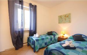 Borgo BonsignoreにあるBaglio Mediterraneoのツインベッド2台と窓が備わる客室です。