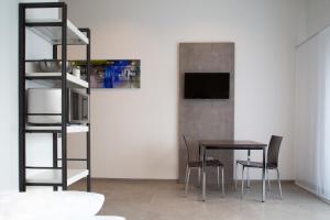 a dining room with a table and a television at Apartmenthaus Renz in Aalen