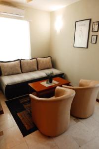- un salon avec un canapé et une table dans l'établissement Villa Casa di Pietra - Budva Old town, à Budva