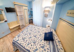1 dormitorio con 1 cama en una habitación azul en Affittacamere Irene en Monterosso al Mare