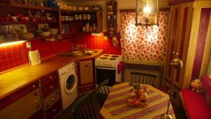 a small kitchen with a table and a stove at Na Sluneční Pohádková chaloupka ve Sladké díře in Příchovice