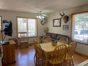 een woonkamer met een tafel en stoelen en een bank bij Wiggins River Retreat 5 in Red River