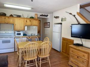 uma cozinha e sala de jantar com mesa e cadeiras em Wiggins River Retreat 5 On The River em Red River