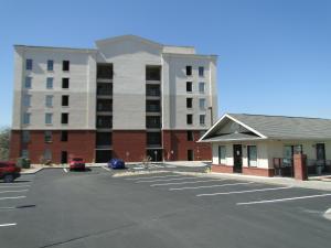 un parking en face d'un grand bâtiment dans l'établissement River Crossing Resort, à Pigeon Forge