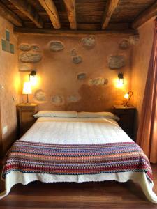 ein Schlafzimmer mit einem großen Bett in einem Zimmer in der Unterkunft Casa Rural Ecológica Kaaño Etxea in Arrarats