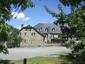 a large stone building with a car parked in front of it at Hotel Casa Estampa in Escuñau +13 photos