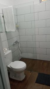 SJM的住宿－Casa de Campo Nerys，一间位于客房内的白色卫生间的浴室