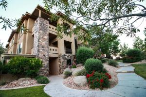 ein Haus mit einer Gartengestaltung davor in der Unterkunft A12-The Grotto-Top Floor 2-bedroom Sunset Villa in Washington