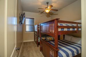 1 Schlafzimmer mit 2 Etagenbetten und einem Deckenventilator in der Unterkunft A12-The Grotto-Top Floor 2-bedroom Sunset Villa in Washington + 22 Fotos