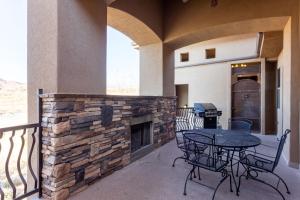eine Terrasse mit einem Kamin, einem Tisch und Stühlen in der Unterkunft A12-The Grotto-Top Floor 2-bedroom Sunset Villa in Washington