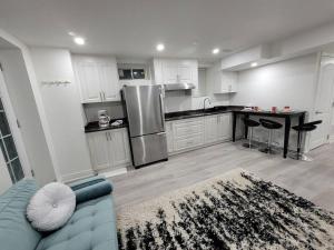 Una cocina o zona de cocina en Newly built 2 Bedroom Basement Apartment