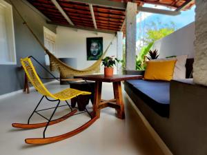 Zimmer mit einem Sofa, einem Tisch und einem Stuhl in der Unterkunft Outro Beach Hotel Cumbuco in Cumbuco